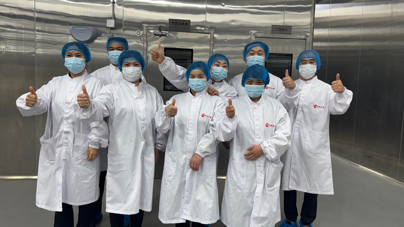 中润加工现场团队合影