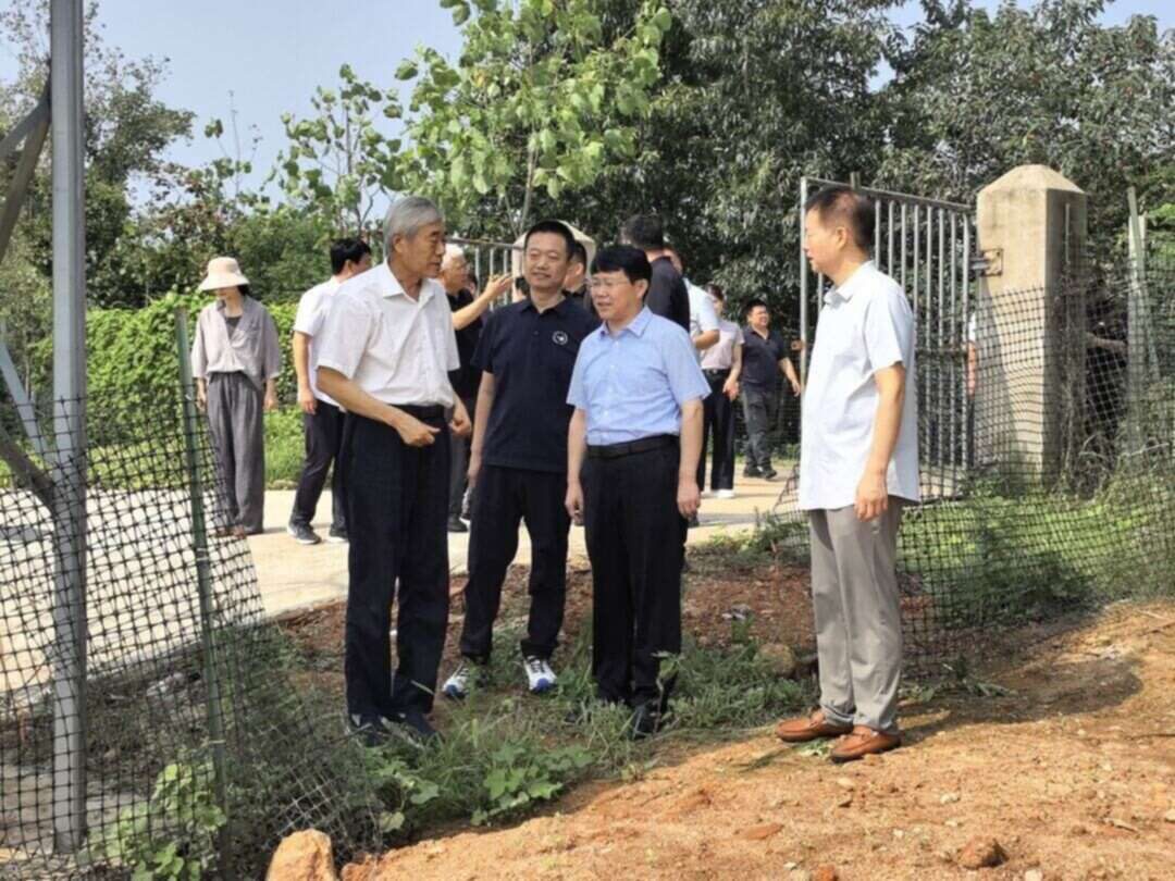 院士专家团队实地考察生态养殖现场