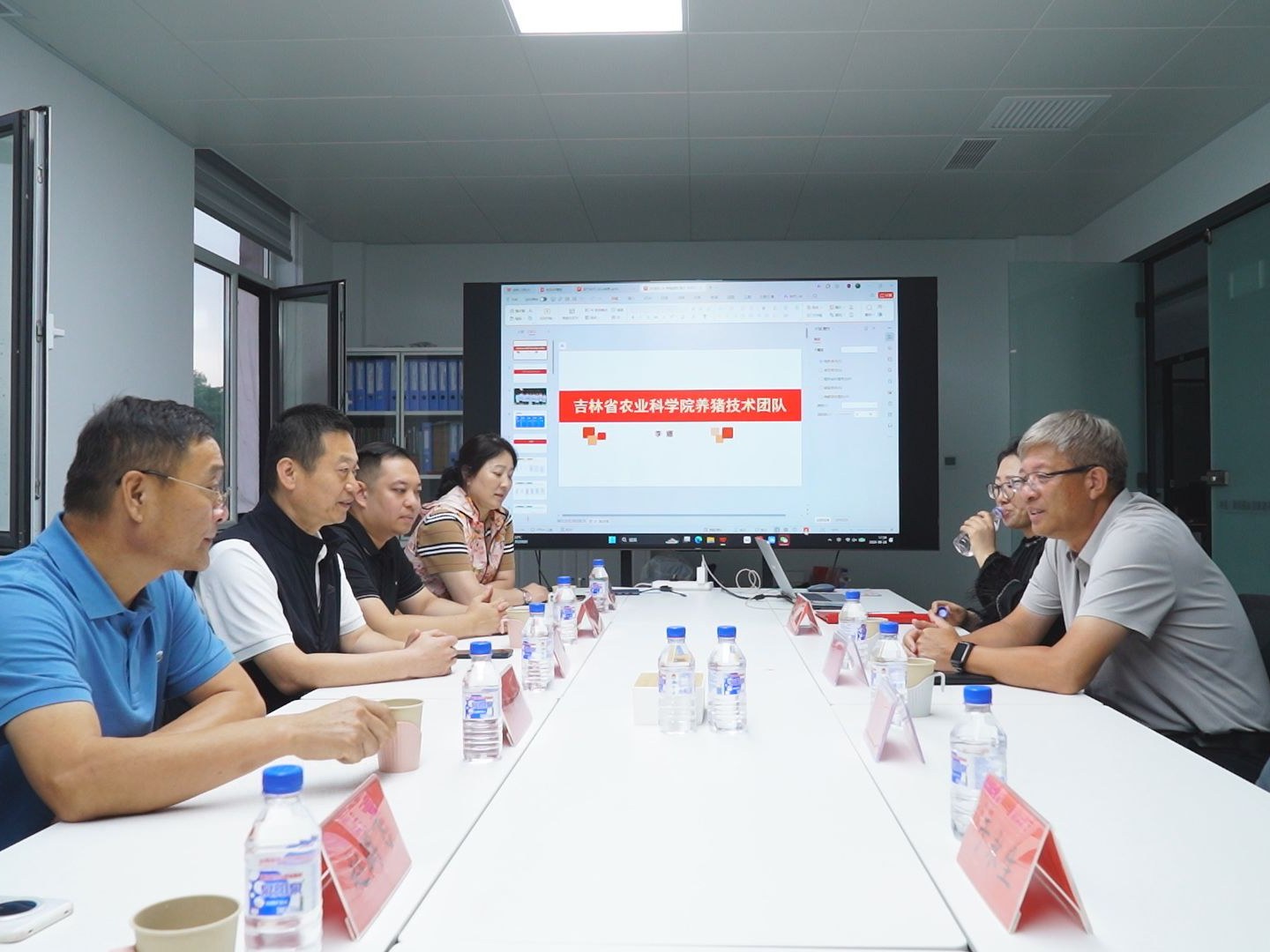 签约前双方在会议室座谈
